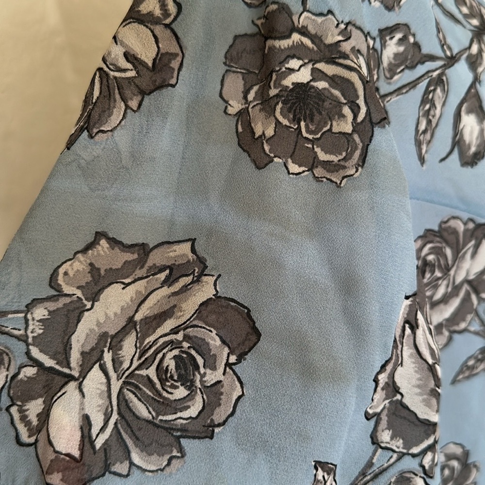 Torrid Blue Gray Roses Blouse 1X - Picture 6 of 7